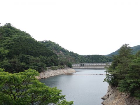 せっかくなので生野銀山（の駐車場）に寄ったなら行っておきたいのが、生野ダムと銀山湖。 これも名前ぐらいしか聞いたことなかったんですが、生野銀山からすぐ近くなのでぜひ立ち寄ってみてください。