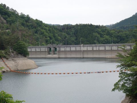 せっかくなので生野銀山（の駐車場）に寄ったなら行っておきたいのが、生野ダムと銀山湖。 これも名前ぐらいしか聞いたことなかったんですが、生野銀山からすぐ近くなのでぜひ立ち寄ってみてください。