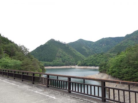 せっかくなので生野銀山（の駐車場）に寄ったなら行っておきたいのが、生野ダムと銀山湖。 これも名前ぐらいしか聞いたことなかったんですが、生野銀山からすぐ近くなのでぜひ立ち寄ってみてください。