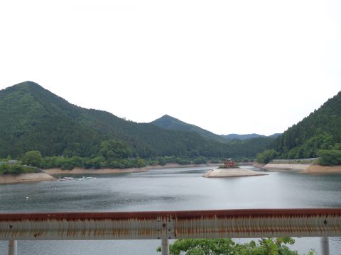 せっかくなので生野銀山（の駐車場）に寄ったなら行っておきたいのが、生野ダムと銀山湖。 これも名前ぐらいしか聞いたことなかったんですが、生野銀山からすぐ近くなのでぜひ立ち寄ってみてください。