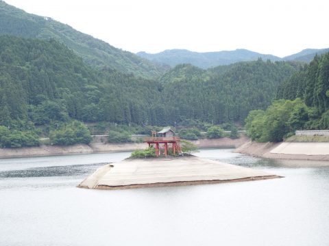 せっかくなので生野銀山（の駐車場）に寄ったなら行っておきたいのが、生野ダムと銀山湖。 これも名前ぐらいしか聞いたことなかったんですが、生野銀山からすぐ近くなのでぜひ立ち寄ってみてください。