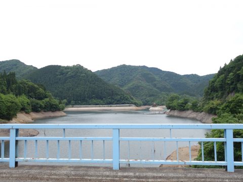 せっかくなので生野銀山（の駐車場）に寄ったなら行っておきたいのが、生野ダムと銀山湖。 これも名前ぐらいしか聞いたことなかったんですが、生野銀山からすぐ近くなのでぜひ立ち寄ってみてください。